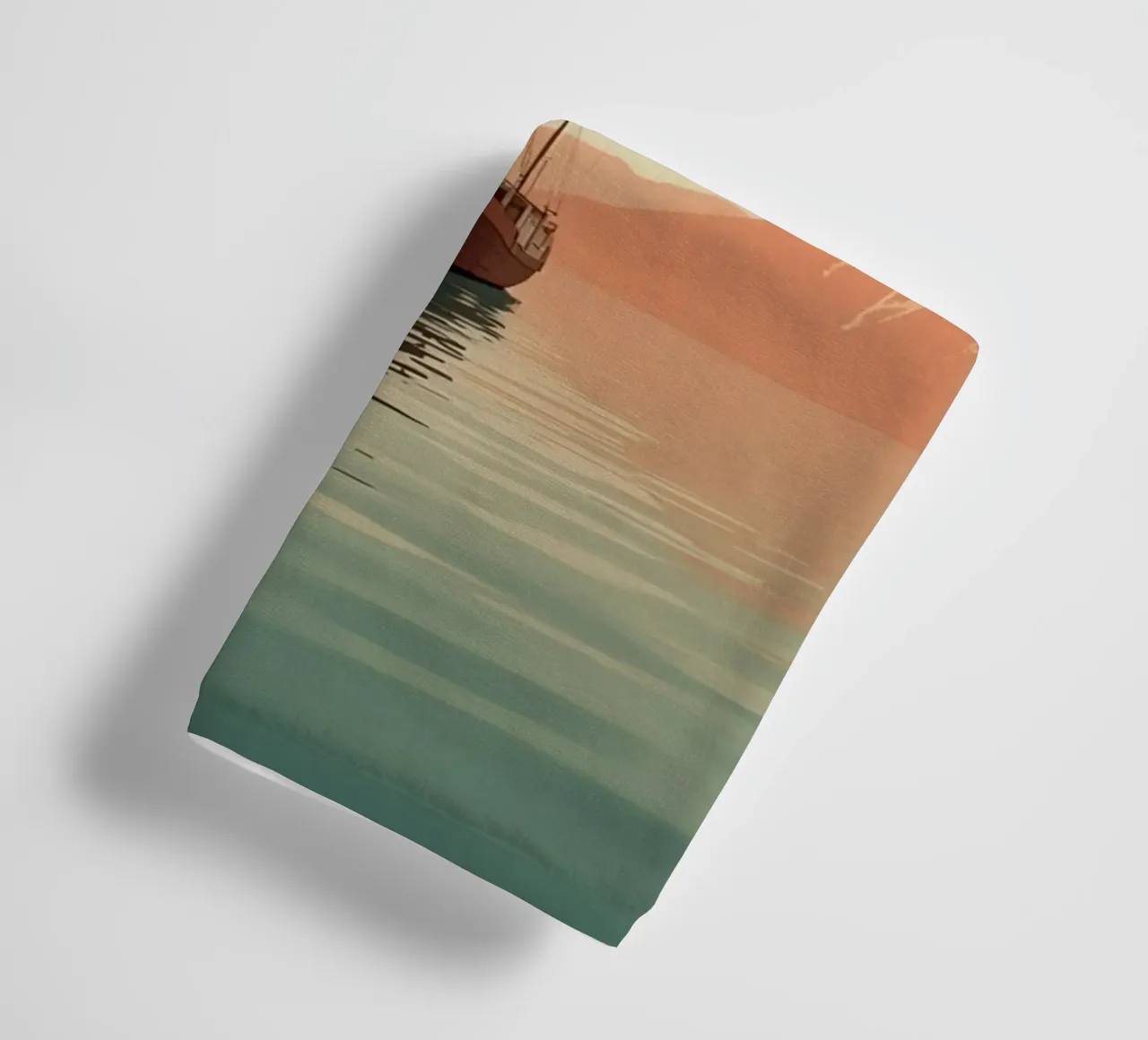 Nave a vela sull'acqua con montagne e cielo asciugamano da bagno da DesignDoodle