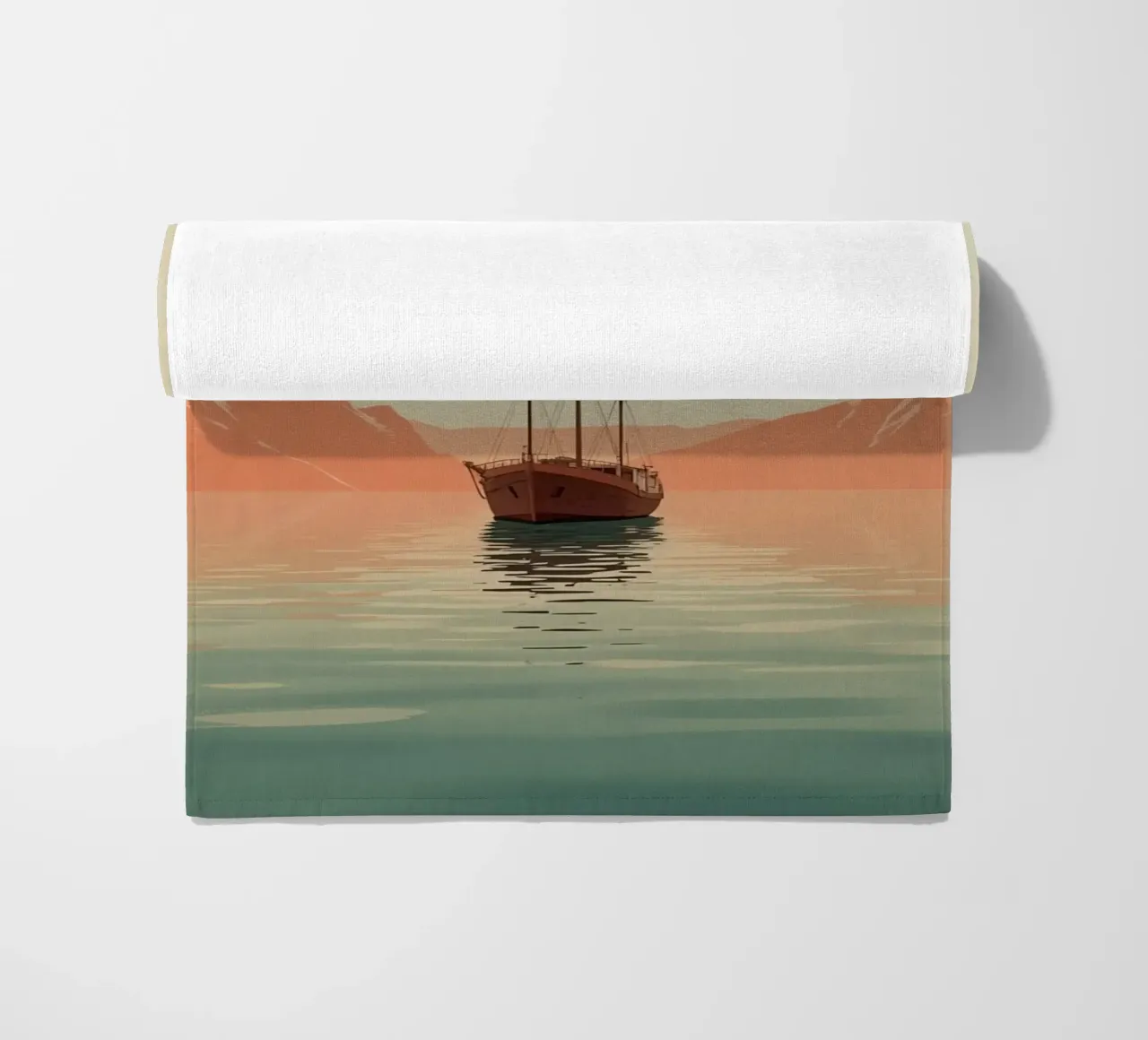 Nave a vela sull'acqua con montagne e cielo telo mare da DesignDoodle