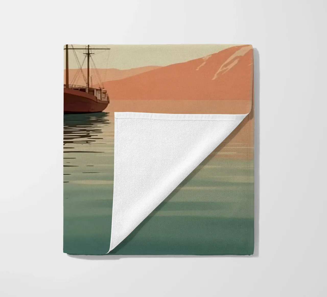 Nave a vela sull'acqua con montagne e cielo telo mare da DesignDoodle
