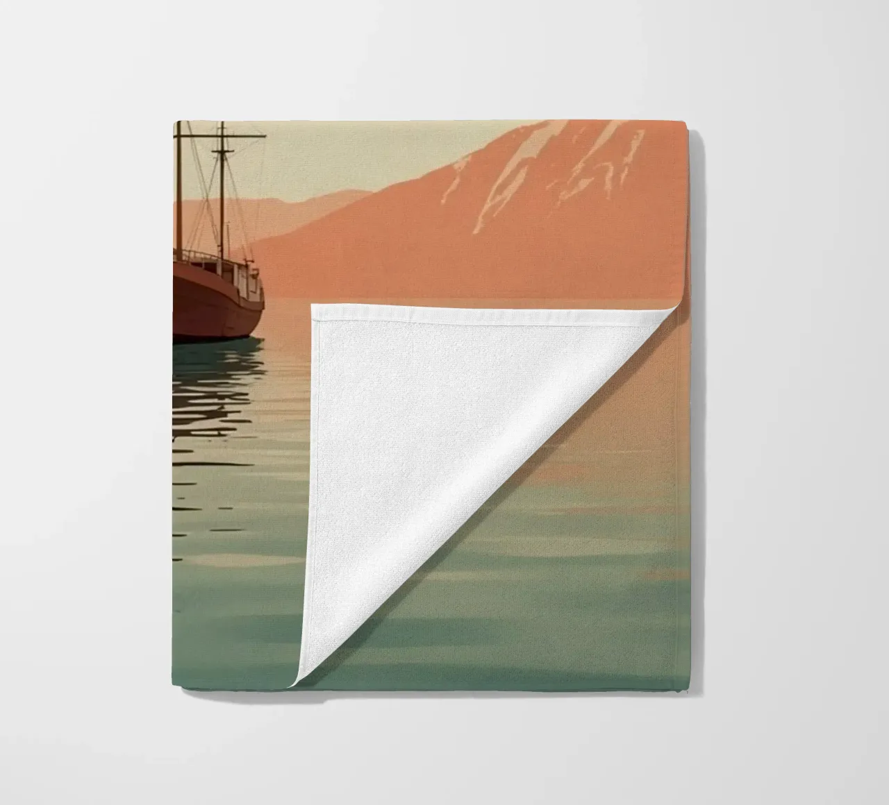 Nave a vela sull'acqua con montagne e cielo telo mare da DesignDoodle