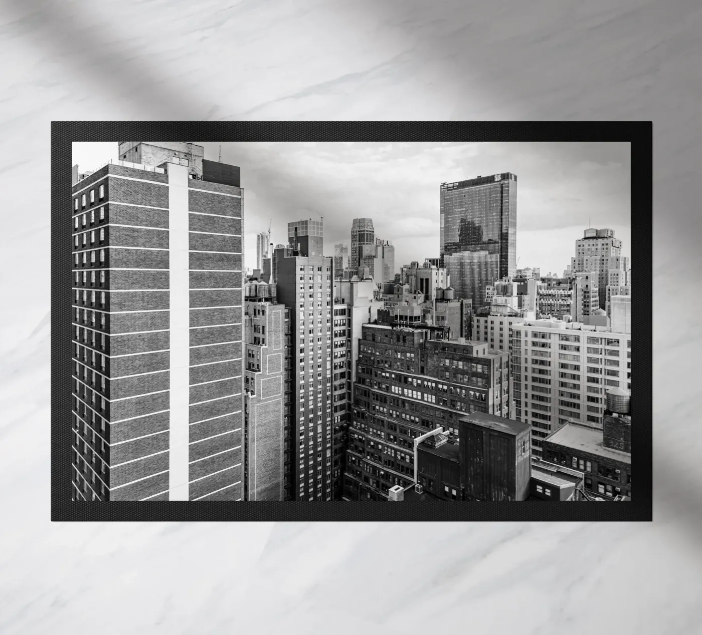 Skyline Gebäude B&W Fußmatte von Carinaprint