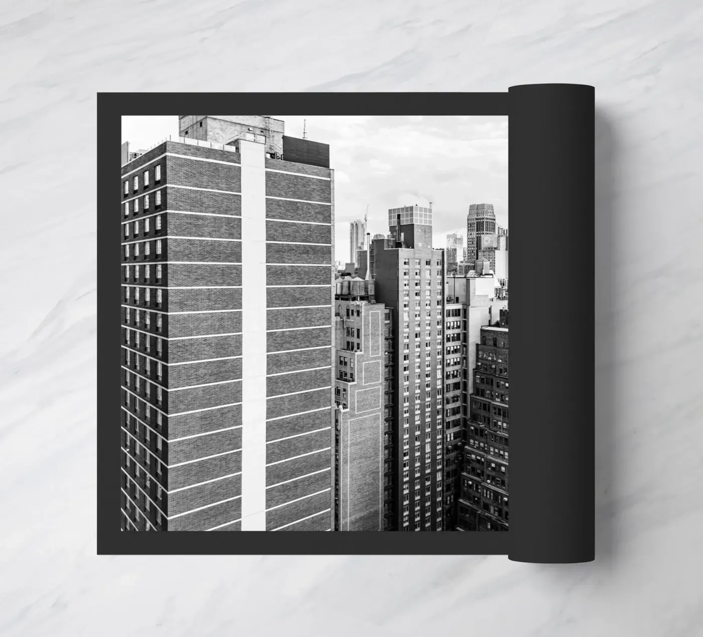 Skyline Gebäude B&W Fußmatte von Carinaprint