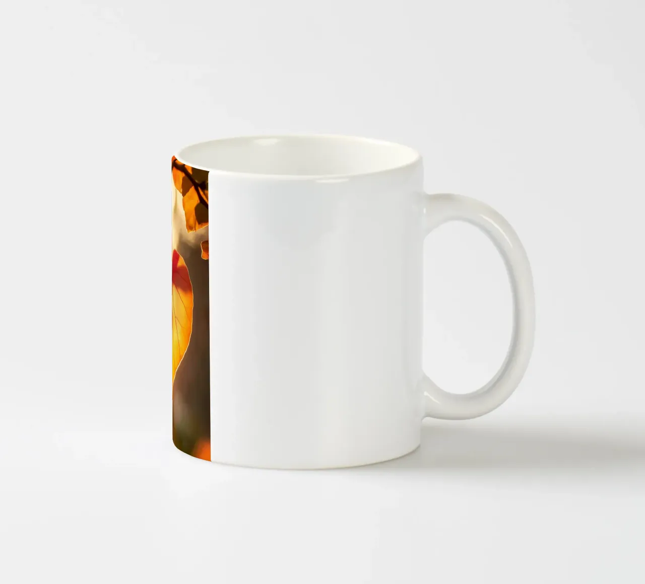 Foglia di cuore in autunno tazza in ceramica da M-Ulrich-Digital Art