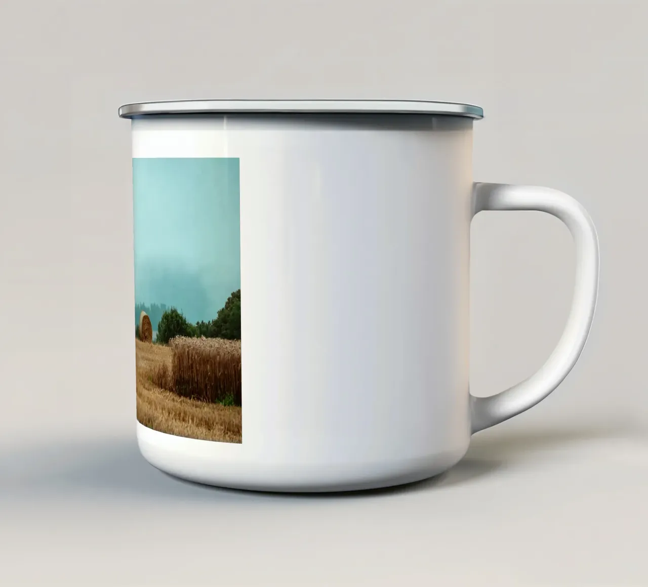 Poster autunnale | Balle di fieno sul campo | Nuvole scure di pioggia tazza in smalto da Bold and Retro