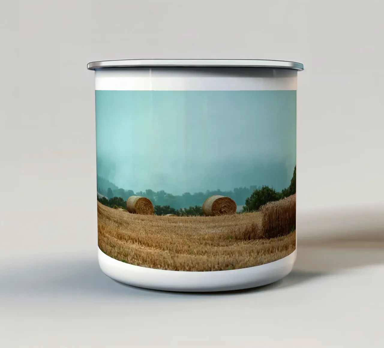 Poster autunnale | Balle di fieno sul campo | Nuvole scure di pioggia tazza in smalto da Bold and Retro
