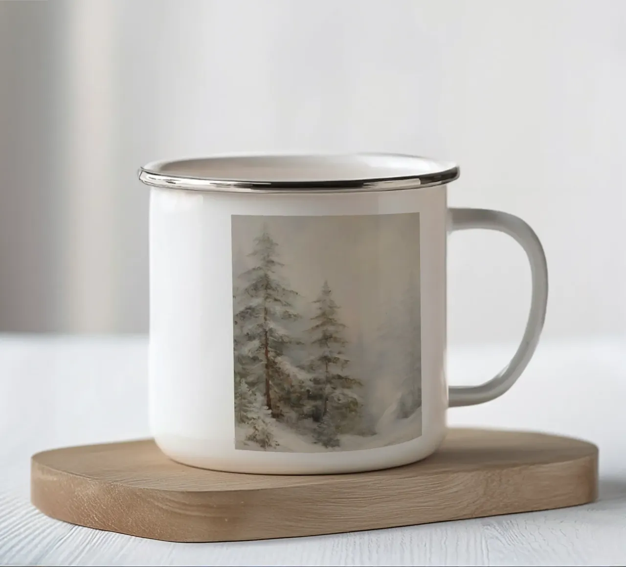 Foresta invernale - Abeti innevati nella nebbia tazza in smalto da Studio Vibe