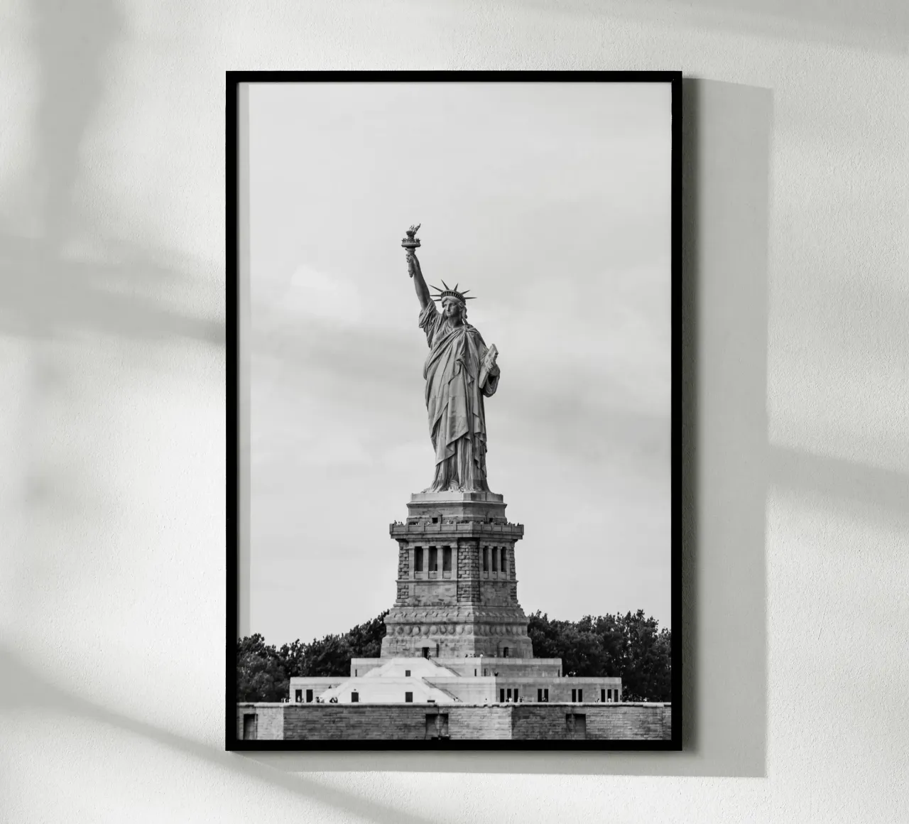 Monumento della Statua della Libertà Arte B&N poster con telaio in plastica da Carinaprint