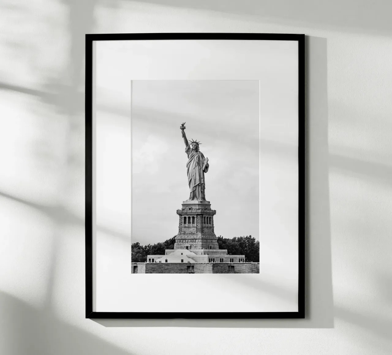 Monumento della Statua della Libertà Arte B&N poster con telaio in plastica da Carinaprint