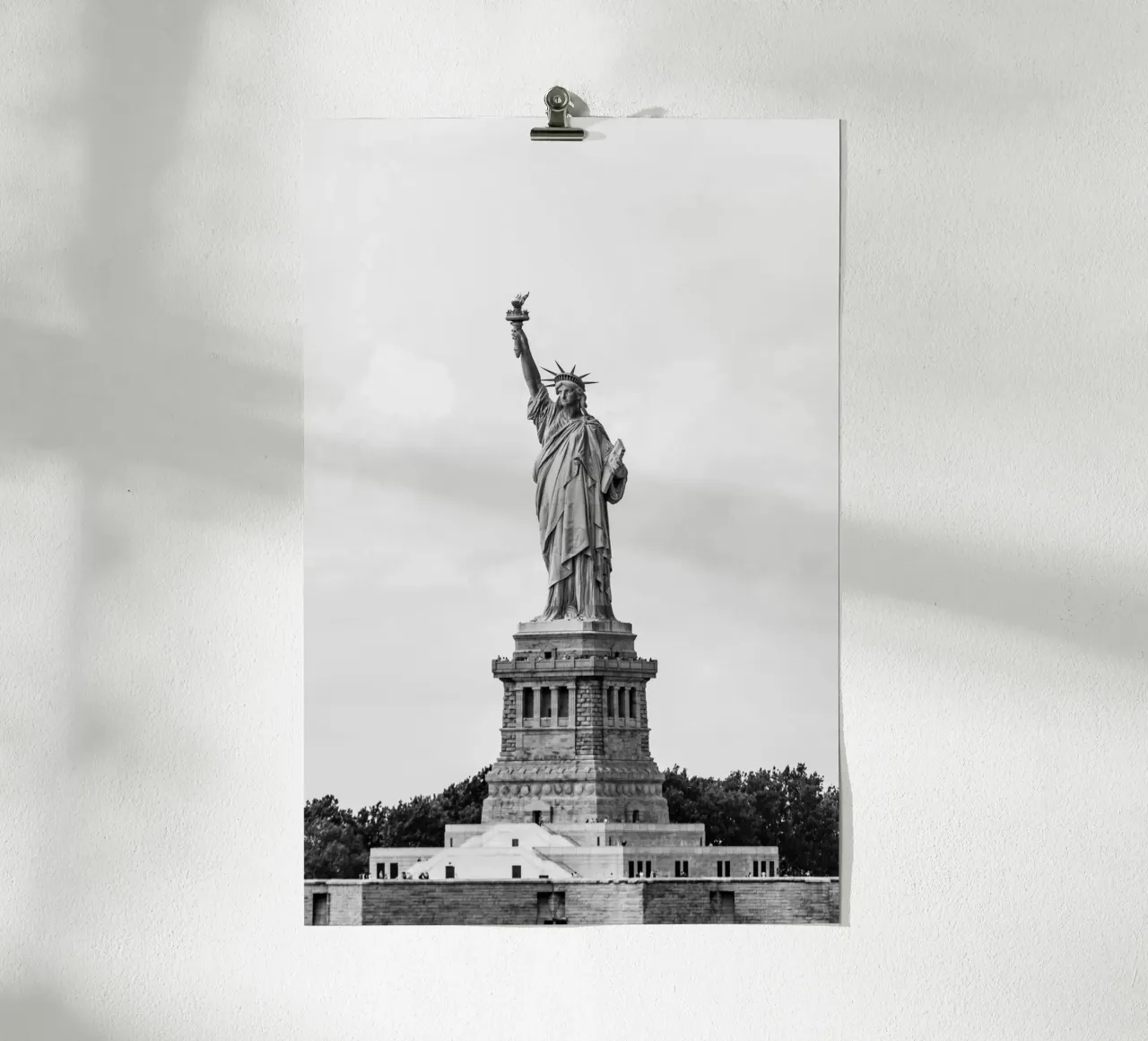 Monumento della Statua della Libertà Arte B&N poster con telaio in plastica da Carinaprint