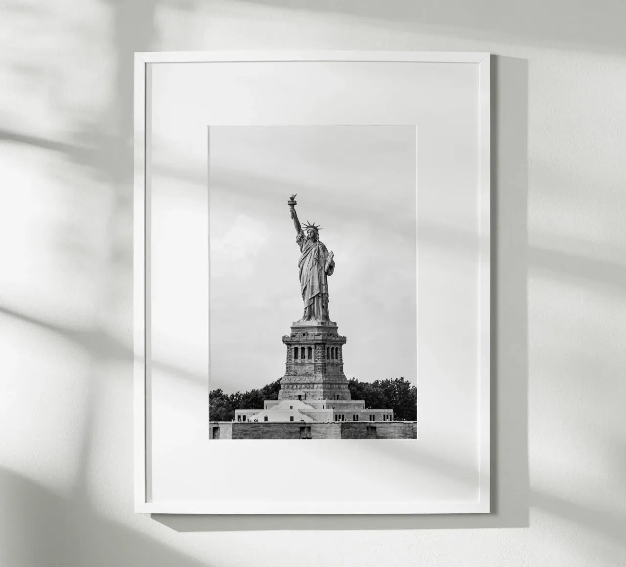 Monumento della Statua della Libertà Arte B&N poster con telaio in plastica da Carinaprint