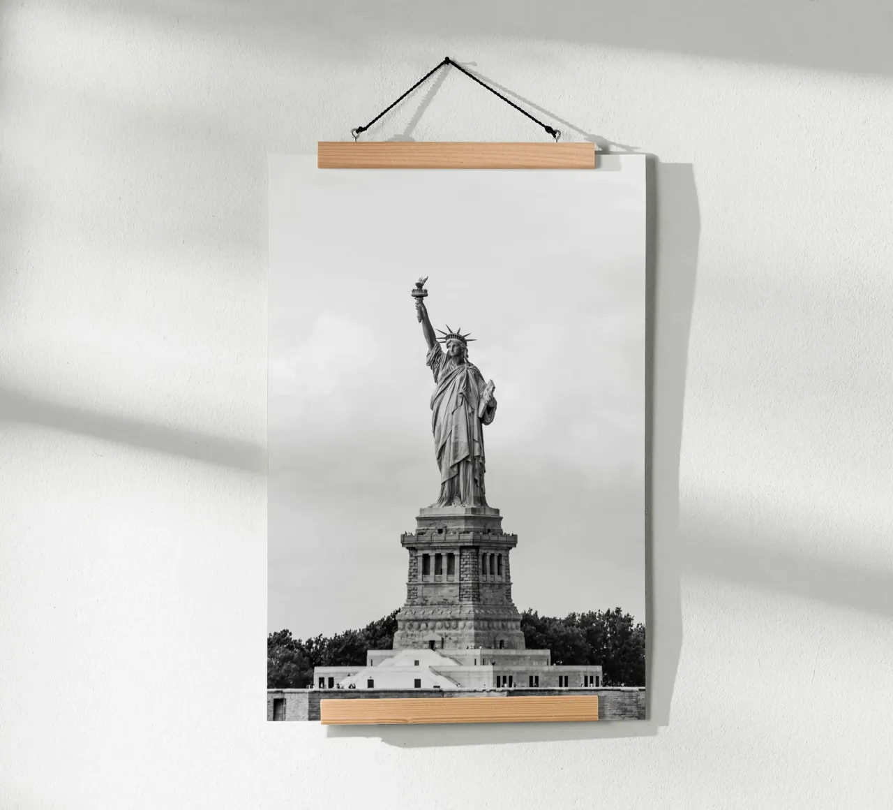 Monumento della Statua della Libertà Arte B&N poster con telaio in plastica da Carinaprint