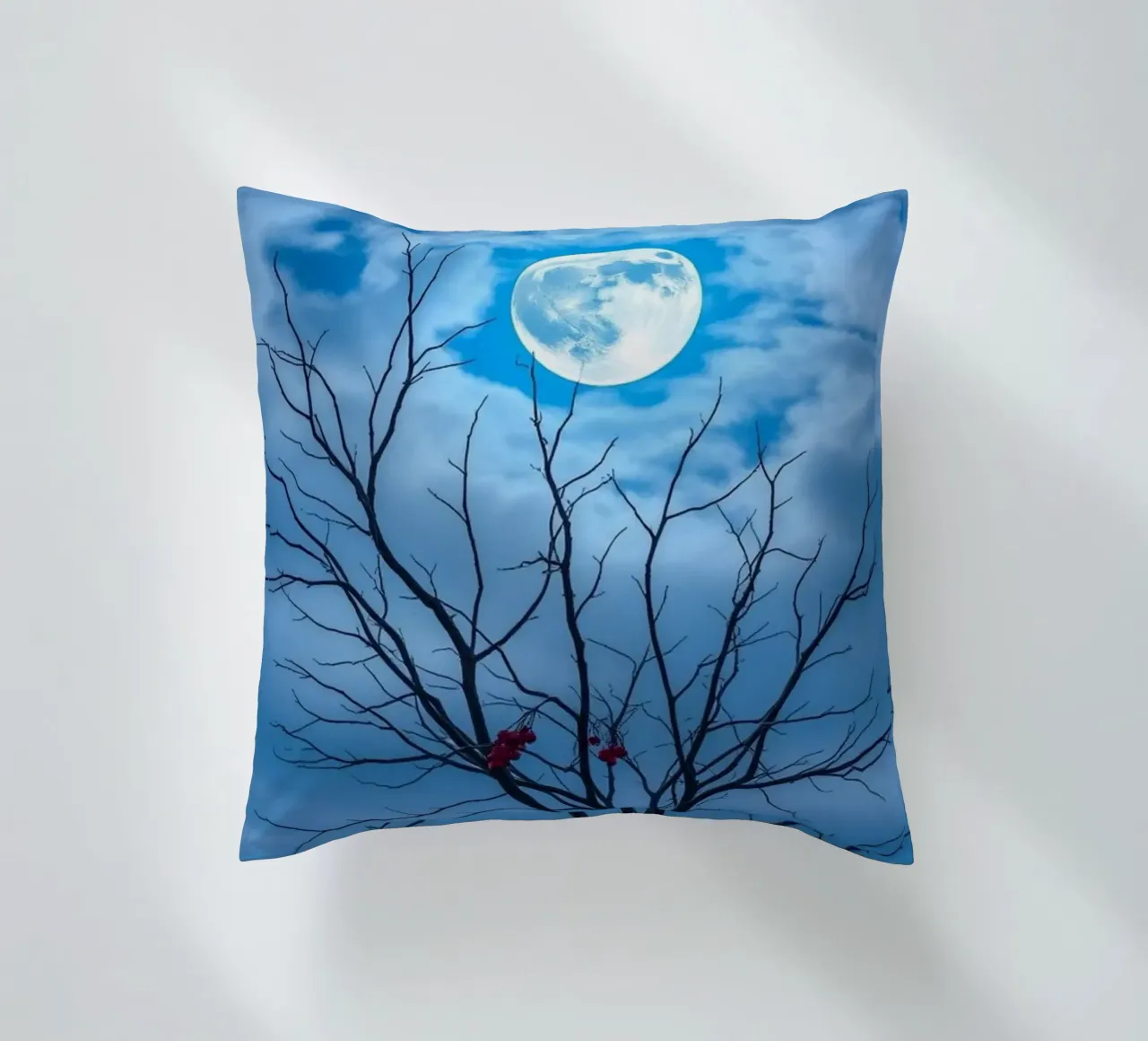 Luna blu d'inverno cuscino da Artistic-shop