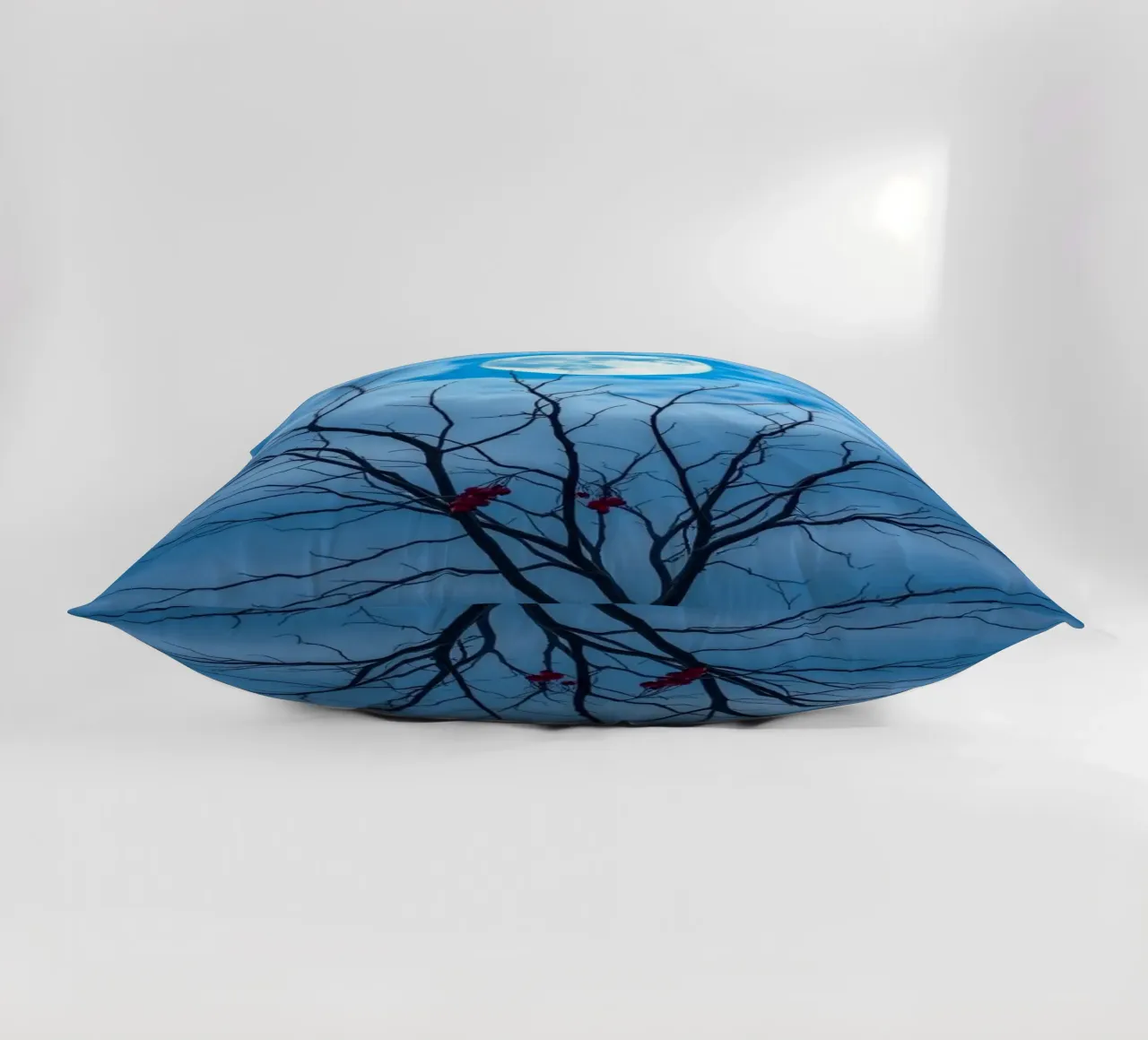Luna blu d'inverno cuscino da Artistic-shop
