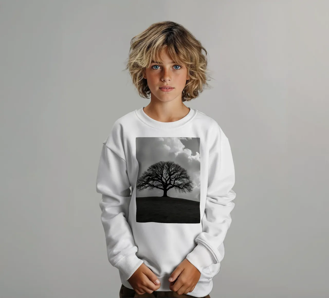 Sagoma di un albero spoglio su una collina contro un cielo nuvoloso felpa bambino da DesignDoodle