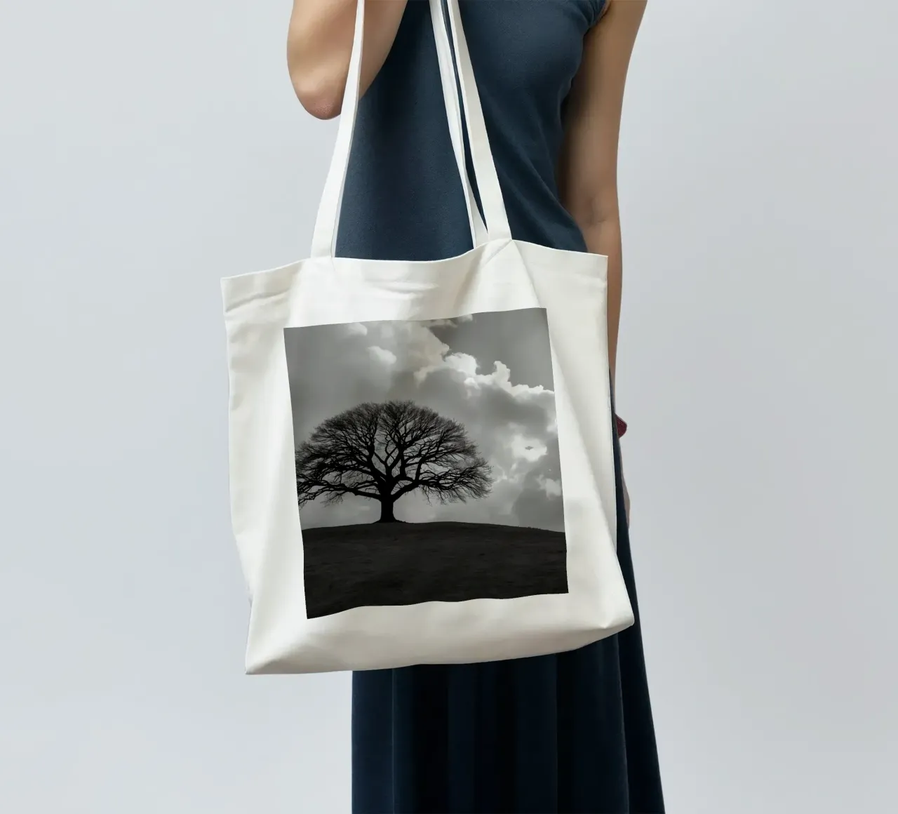Sagoma di un albero spoglio su una collina contro un cielo nuvoloso borsa in juta da DesignDoodle