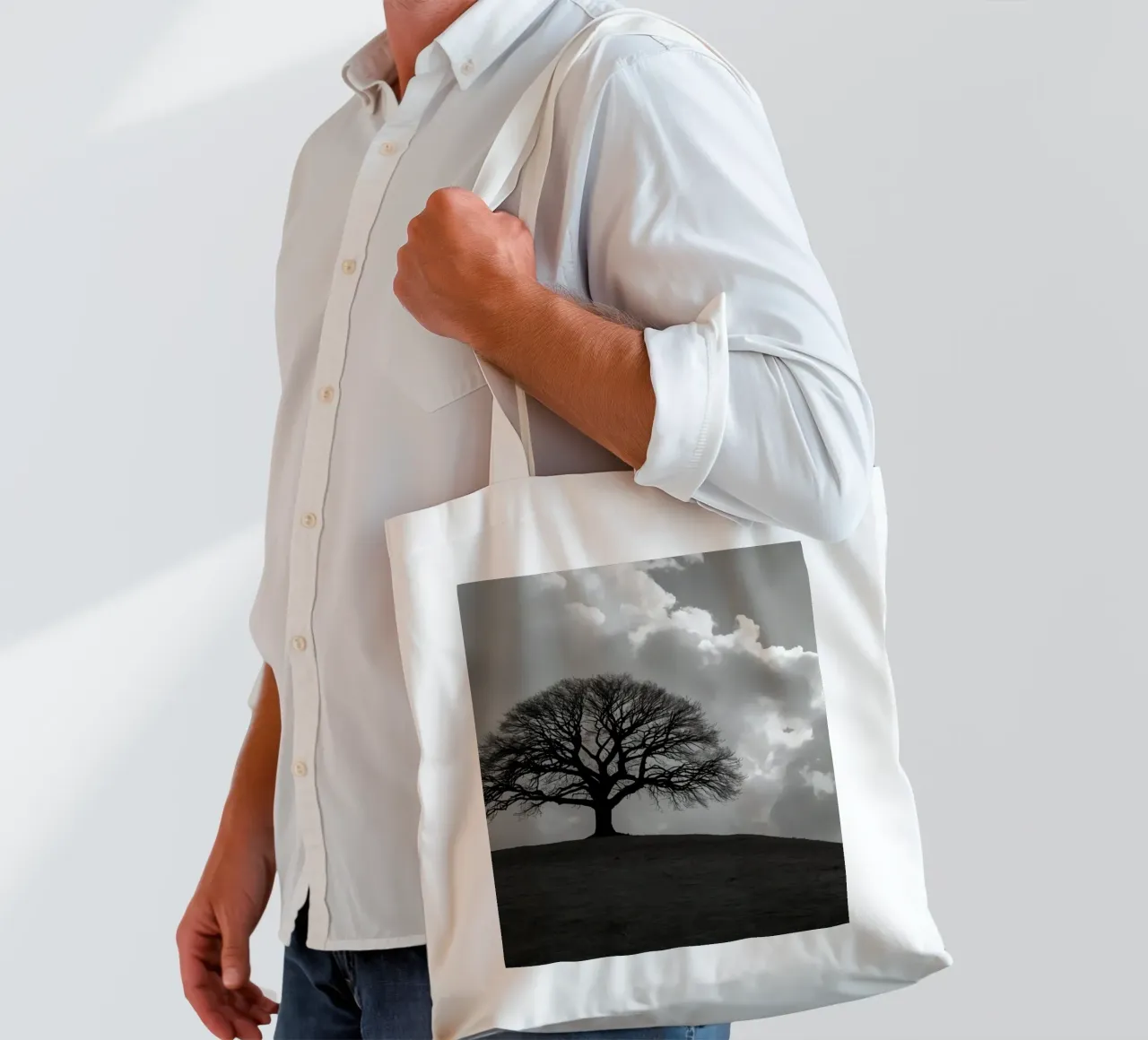 Sagoma di un albero spoglio su una collina contro un cielo nuvoloso borsa in juta da DesignDoodle