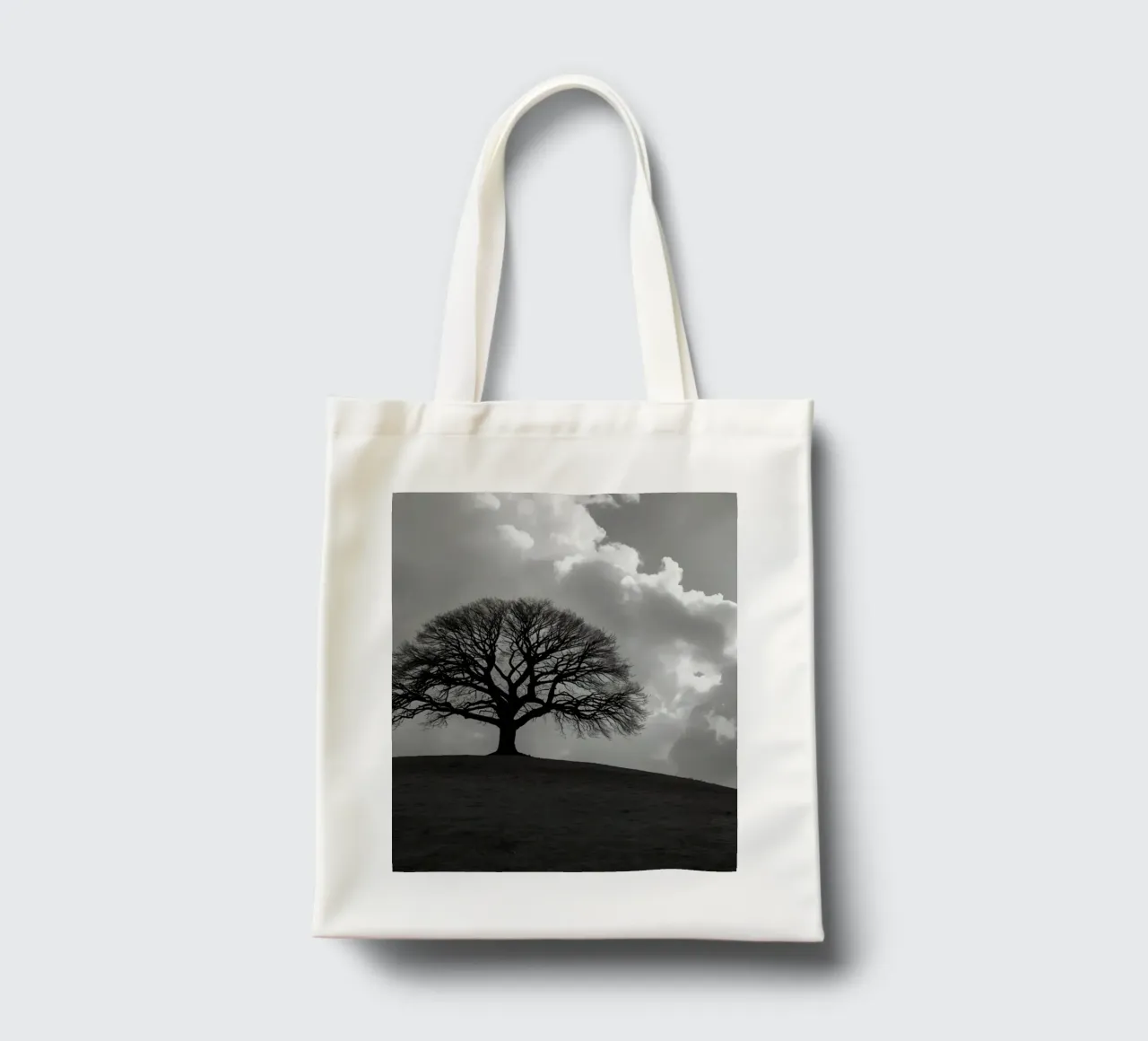 Sagoma di un albero spoglio su una collina contro un cielo nuvoloso borsa in juta da DesignDoodle