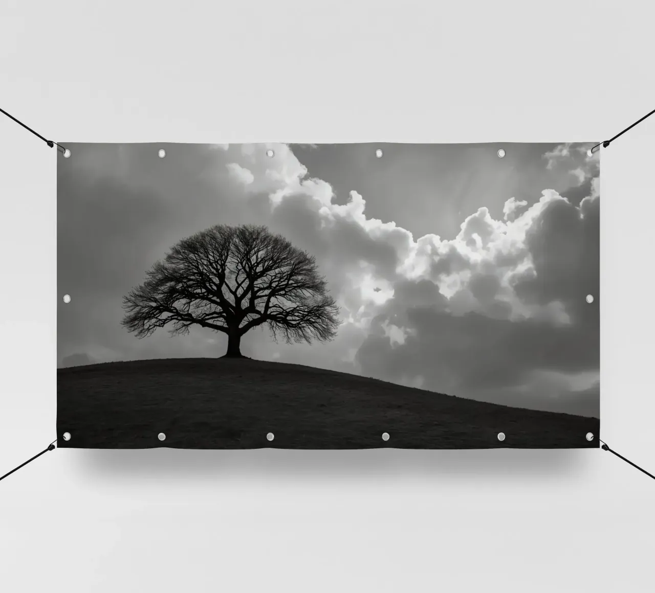 Sagoma di un albero spoglio su una collina contro un cielo nuvoloso telo in pvc da DesignDoodle