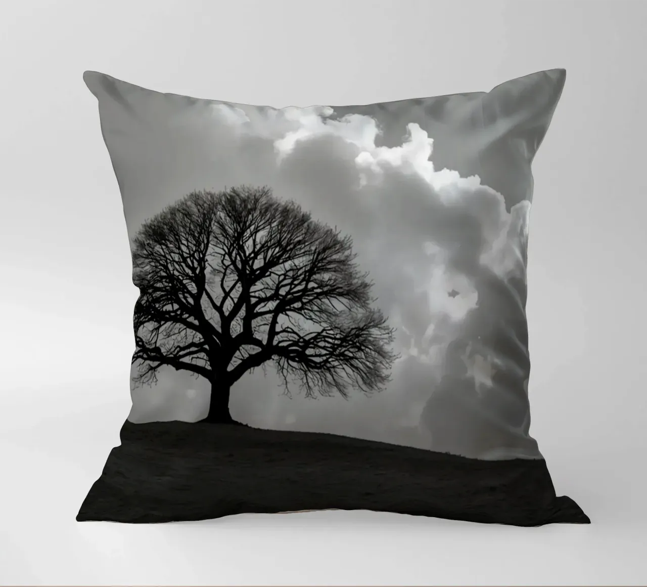 Sagoma di un albero spoglio su una collina contro un cielo nuvoloso cuscino da DesignDoodle