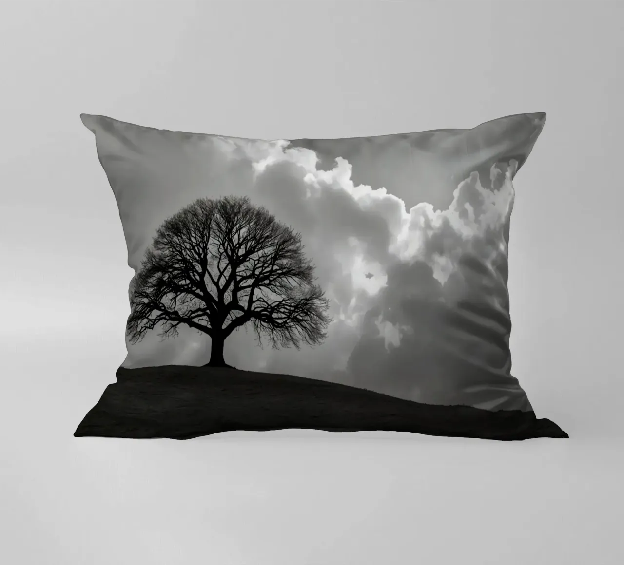 Sagoma di un albero spoglio su una collina contro un cielo nuvoloso cuscino da DesignDoodle