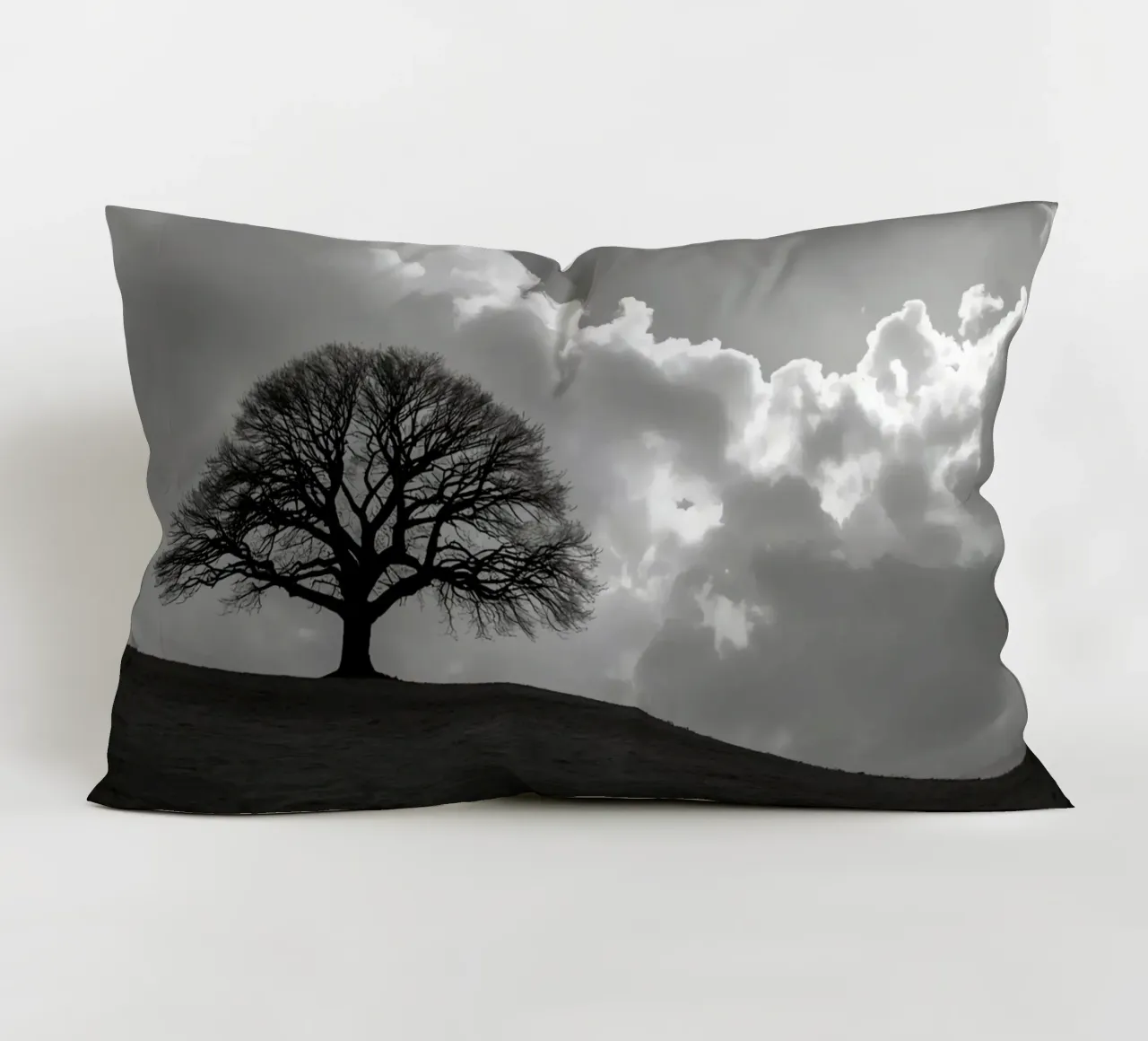 Sagoma di un albero spoglio su una collina contro un cielo nuvoloso cuscino da DesignDoodle