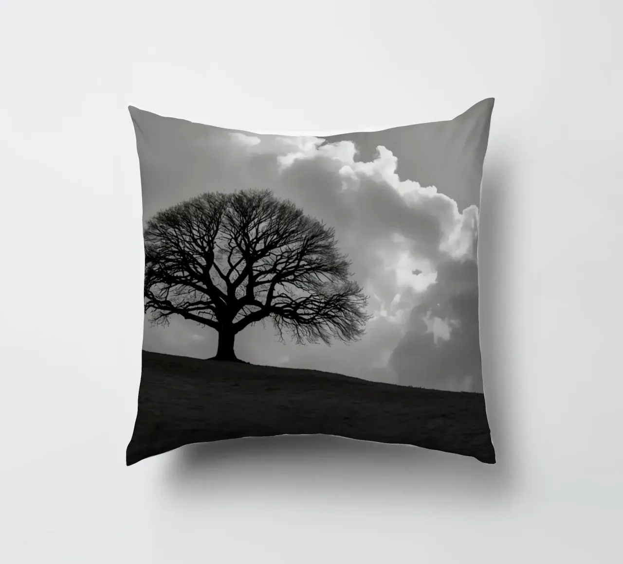 Sagoma di un albero spoglio su una collina contro un cielo nuvoloso cuscino da DesignDoodle