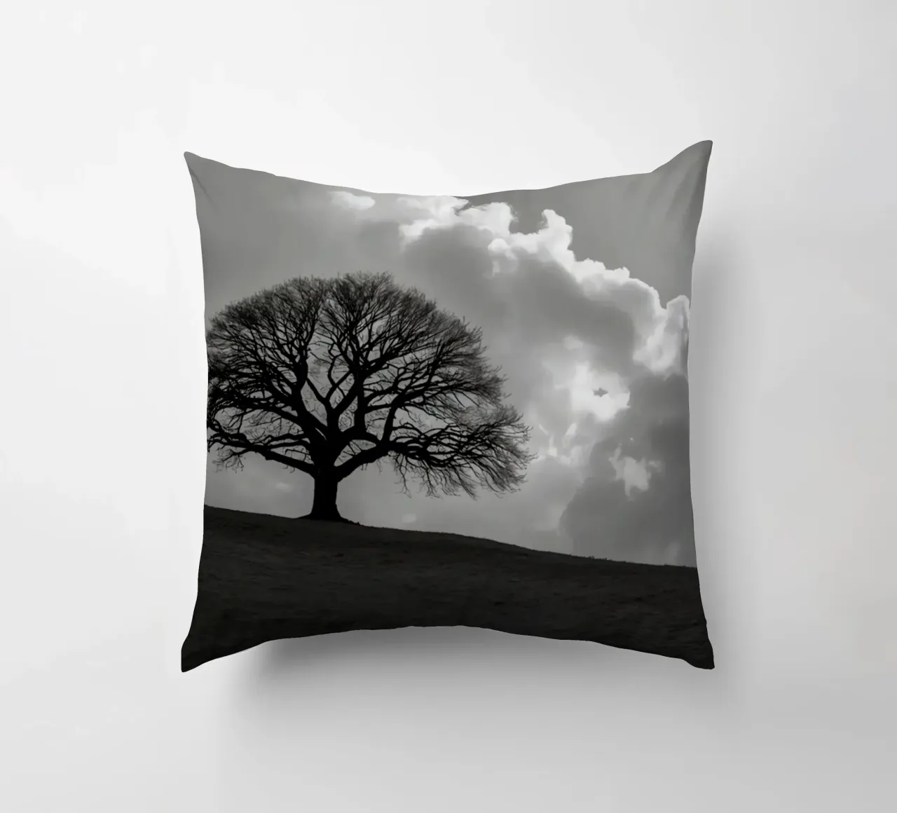 Sagoma di un albero spoglio su una collina contro un cielo nuvoloso cuscino da DesignDoodle