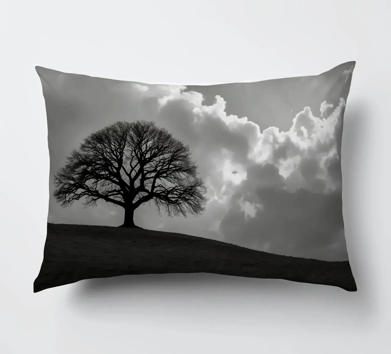 Sagoma di un albero spoglio su una collina contro un cielo nuvoloso cuscino da DesignDoodle