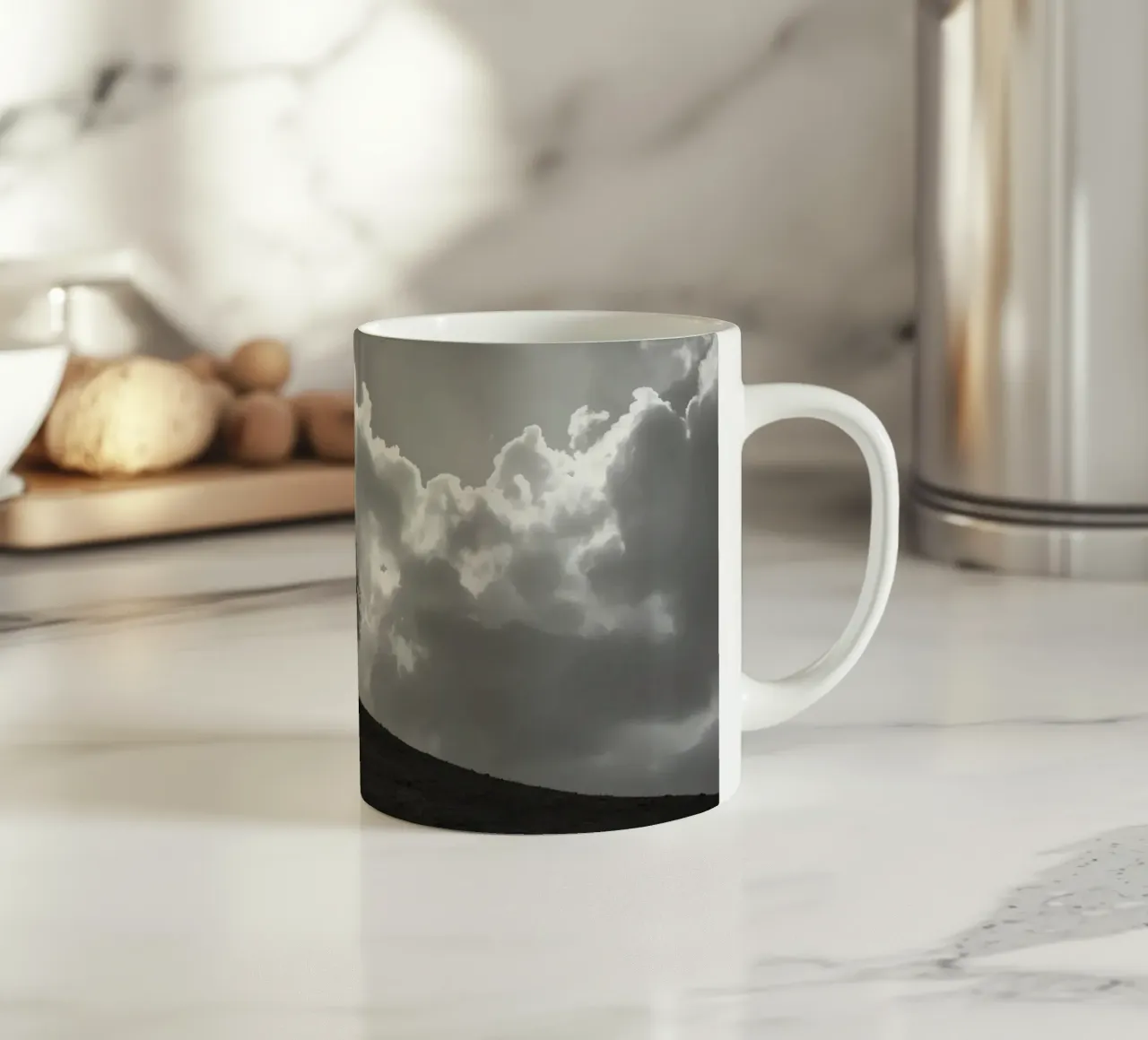 Sagoma di un albero spoglio su una collina contro un cielo nuvoloso tazza in ceramica da DesignDoodle