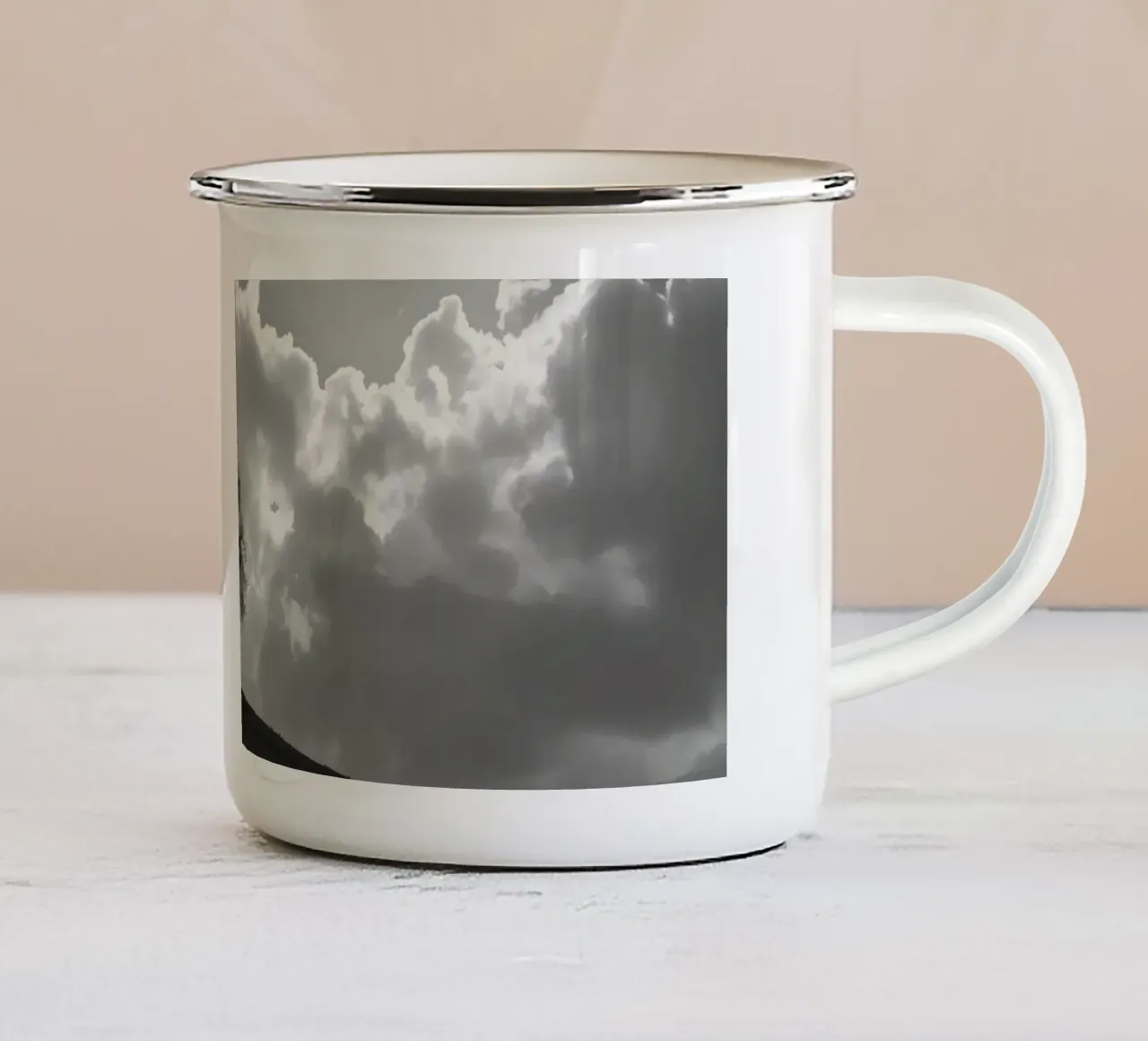 Sagoma di un albero spoglio su una collina contro un cielo nuvoloso tazza in smalto da DesignDoodle