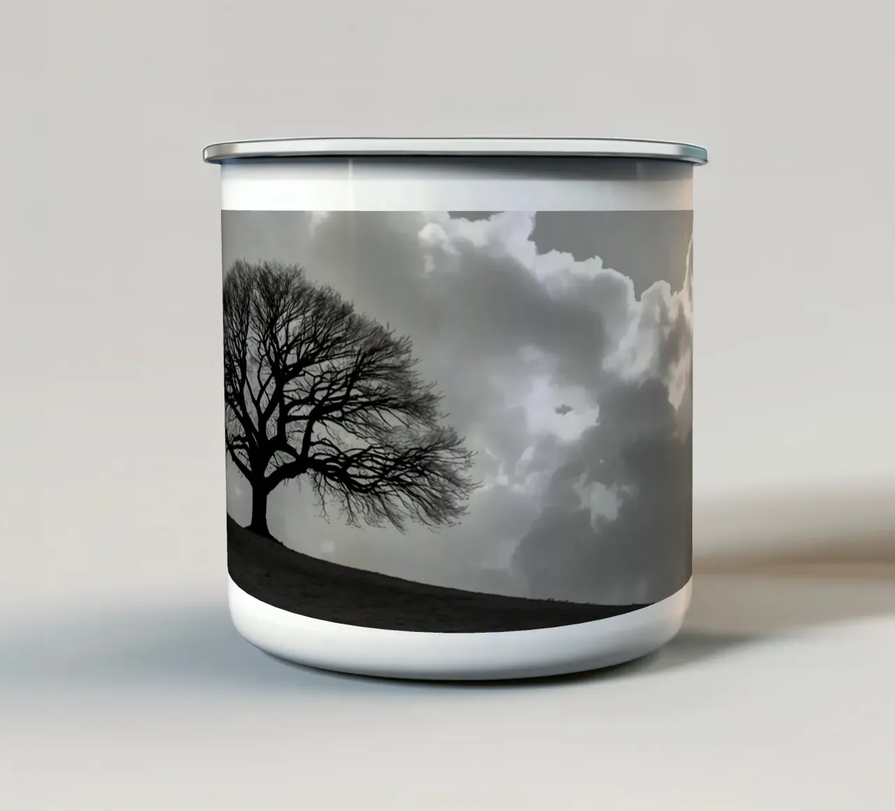 Sagoma di un albero spoglio su una collina contro un cielo nuvoloso tazza in smalto da DesignDoodle