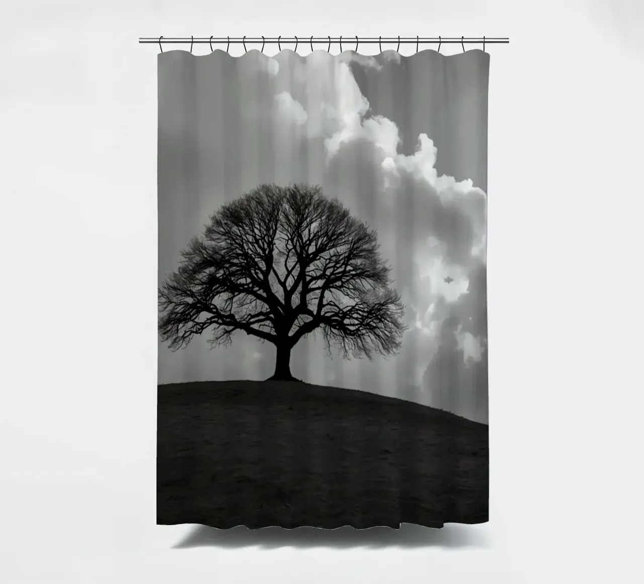 Sagoma di un albero spoglio su una collina contro un cielo nuvoloso tenda da doccia da DesignDoodle