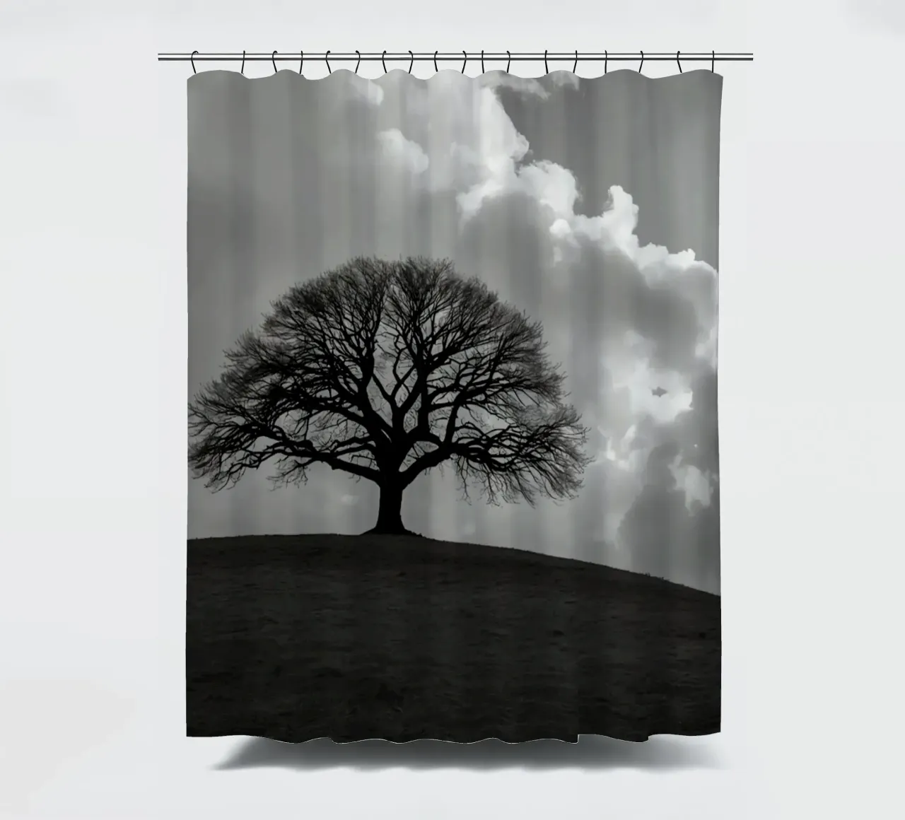 Sagoma di un albero spoglio su una collina contro un cielo nuvoloso tenda da doccia da DesignDoodle