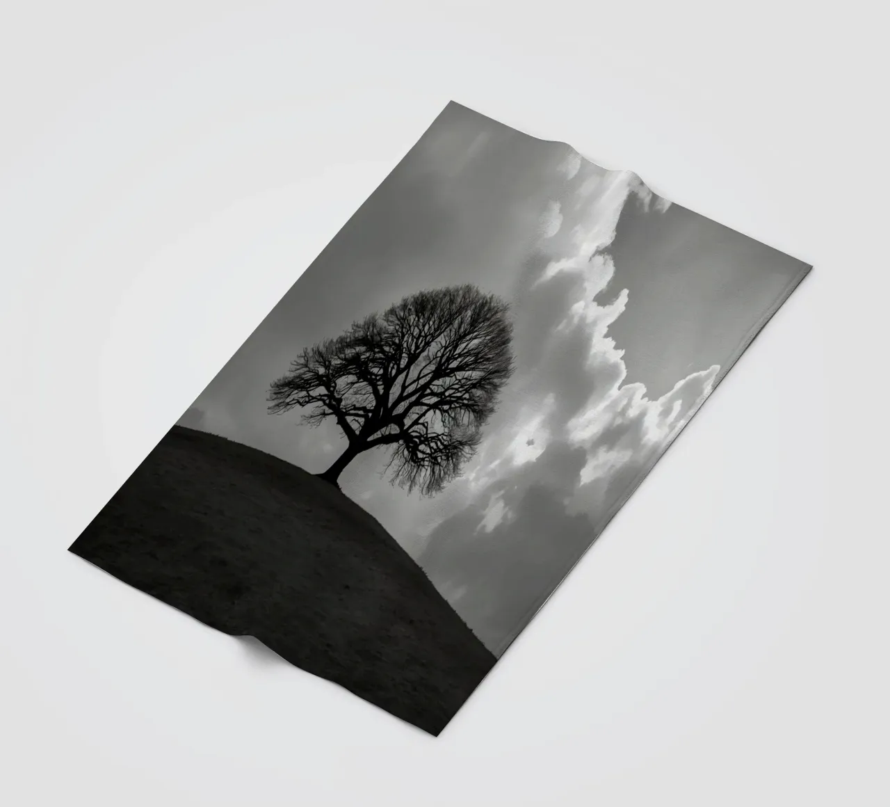 Sagoma di un albero spoglio su una collina contro un cielo nuvoloso coperta in pile da DesignDoodle