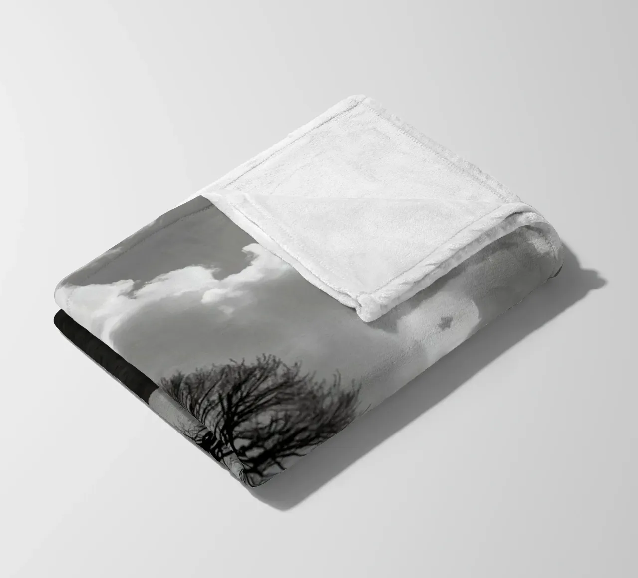 Sagoma di un albero spoglio su una collina contro un cielo nuvoloso coperta in pile da DesignDoodle