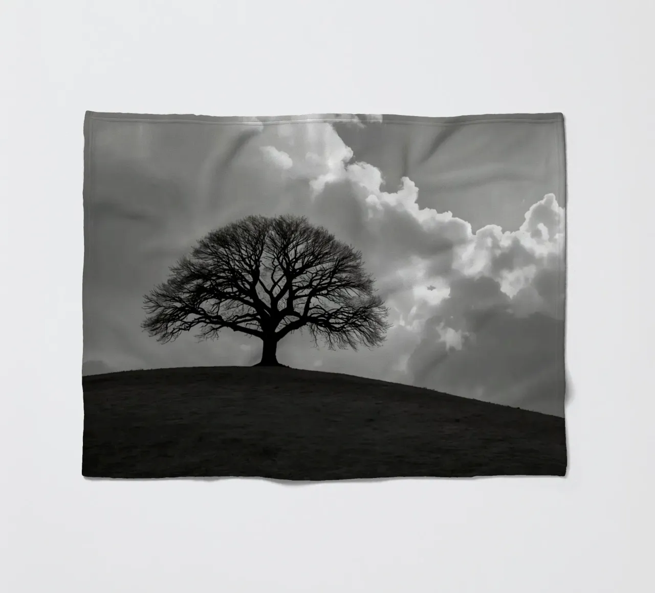 Sagoma di un albero spoglio su una collina contro un cielo nuvoloso coperta in pile da DesignDoodle