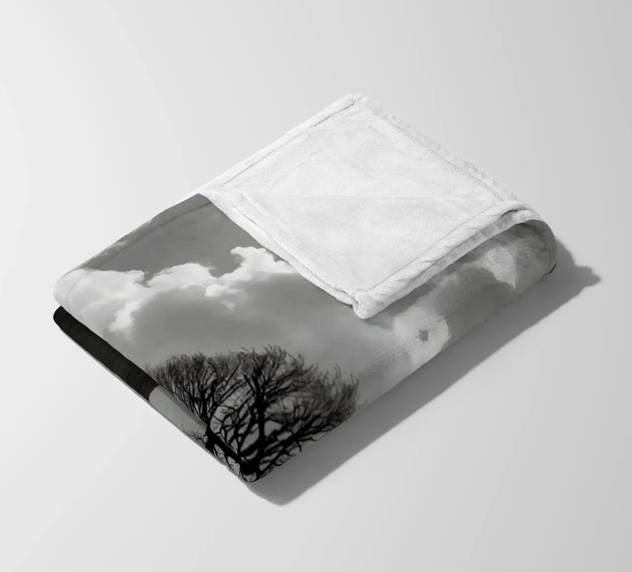 Sagoma di un albero spoglio su una collina contro un cielo nuvoloso coperta in pile da DesignDoodle
