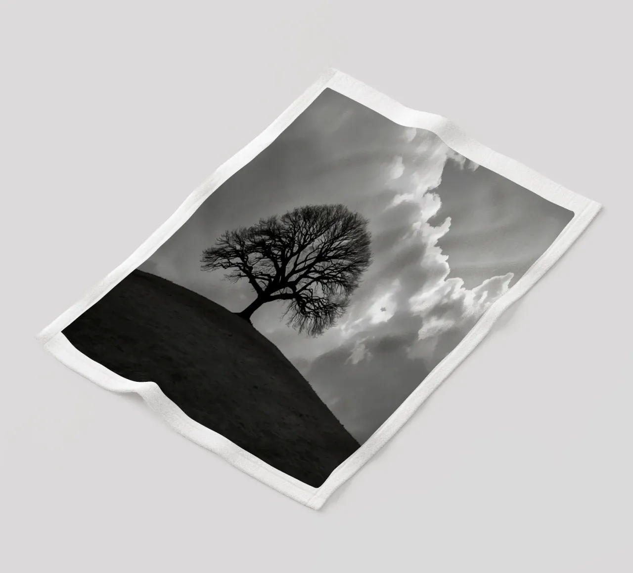 Sagoma di un albero spoglio su una collina contro un cielo nuvoloso coperta in pile da DesignDoodle