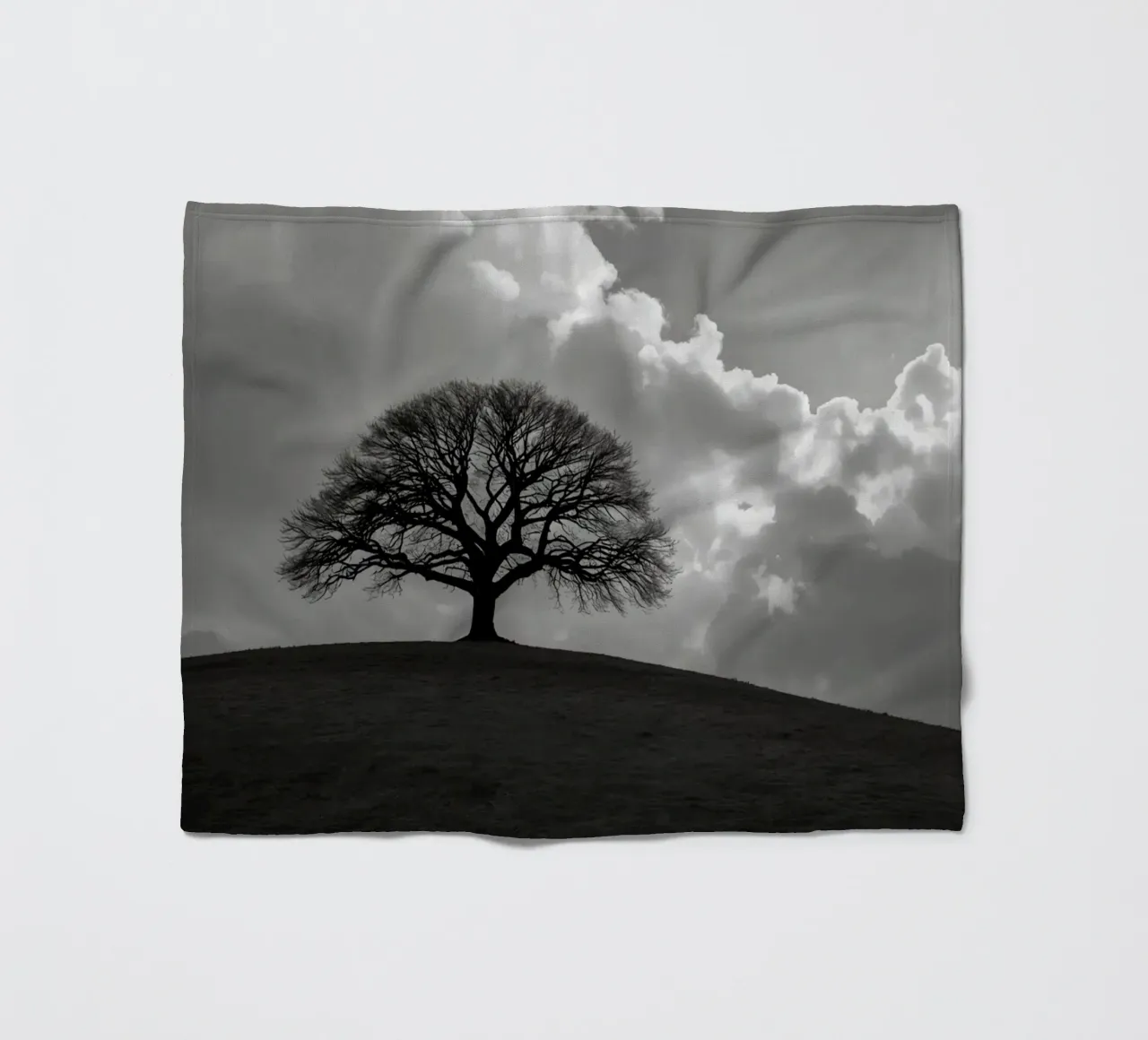 Sagoma di un albero spoglio su una collina contro un cielo nuvoloso coperta in pile da DesignDoodle