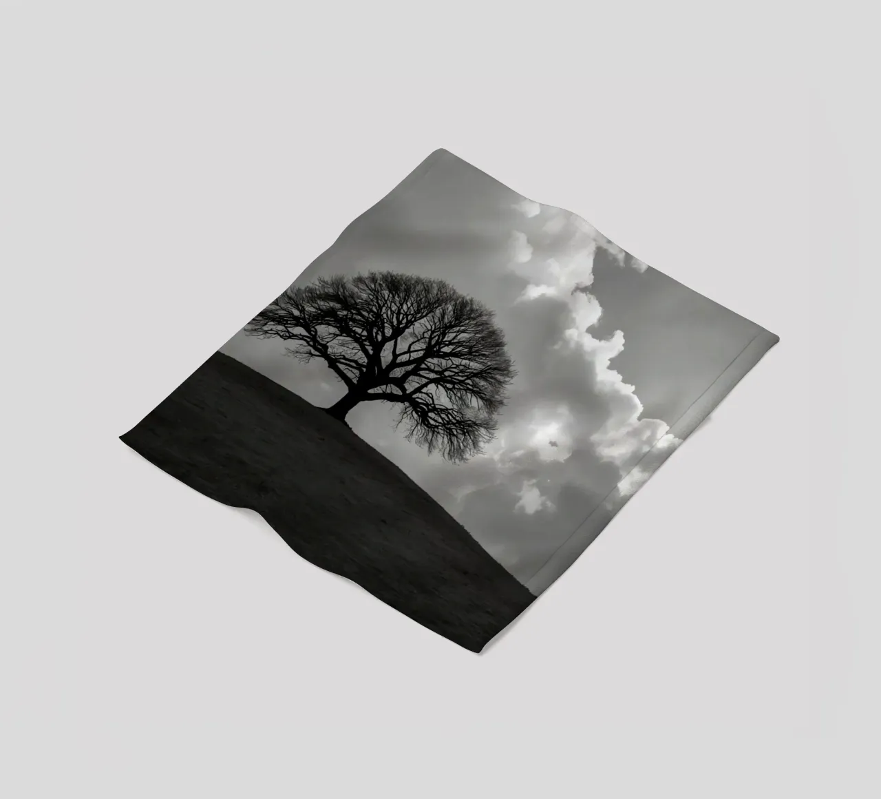 Sagoma di un albero spoglio su una collina contro un cielo nuvoloso coperta in pile da DesignDoodle