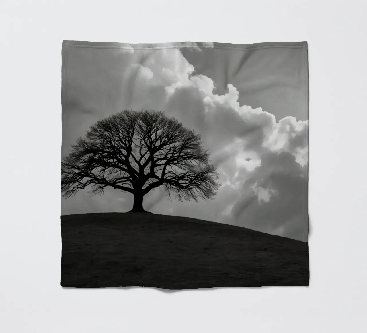 Sagoma di un albero spoglio su una collina contro un cielo nuvoloso coperta in pile da DesignDoodle