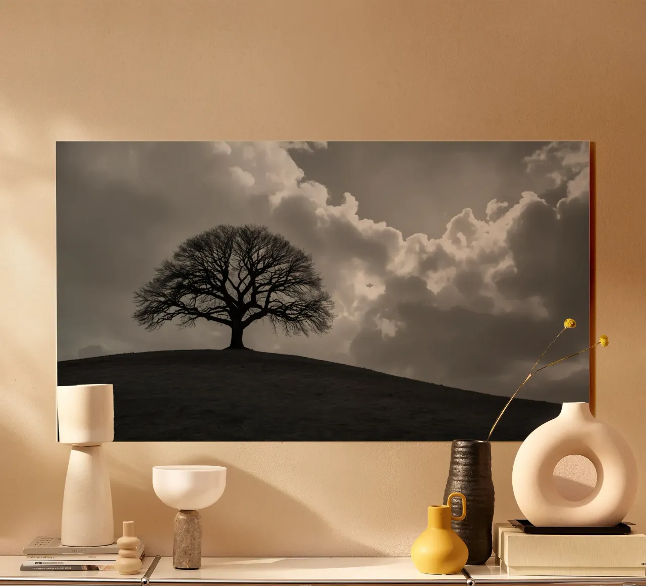 Sagoma di un albero spoglio su una collina contro un cielo nuvoloso plexiglass da DesignDoodle
