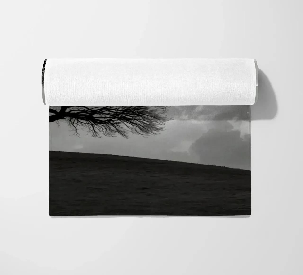 Sagoma di un albero spoglio su una collina contro un cielo nuvoloso telo mare da DesignDoodle