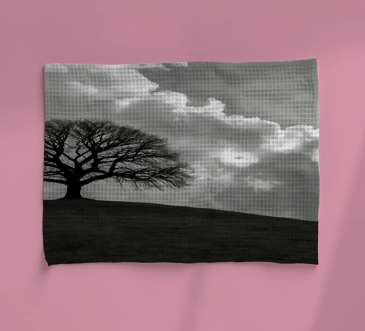 Sagoma di un albero spoglio su una collina contro un cielo nuvoloso canovaccio da cucina da DesignDoodle