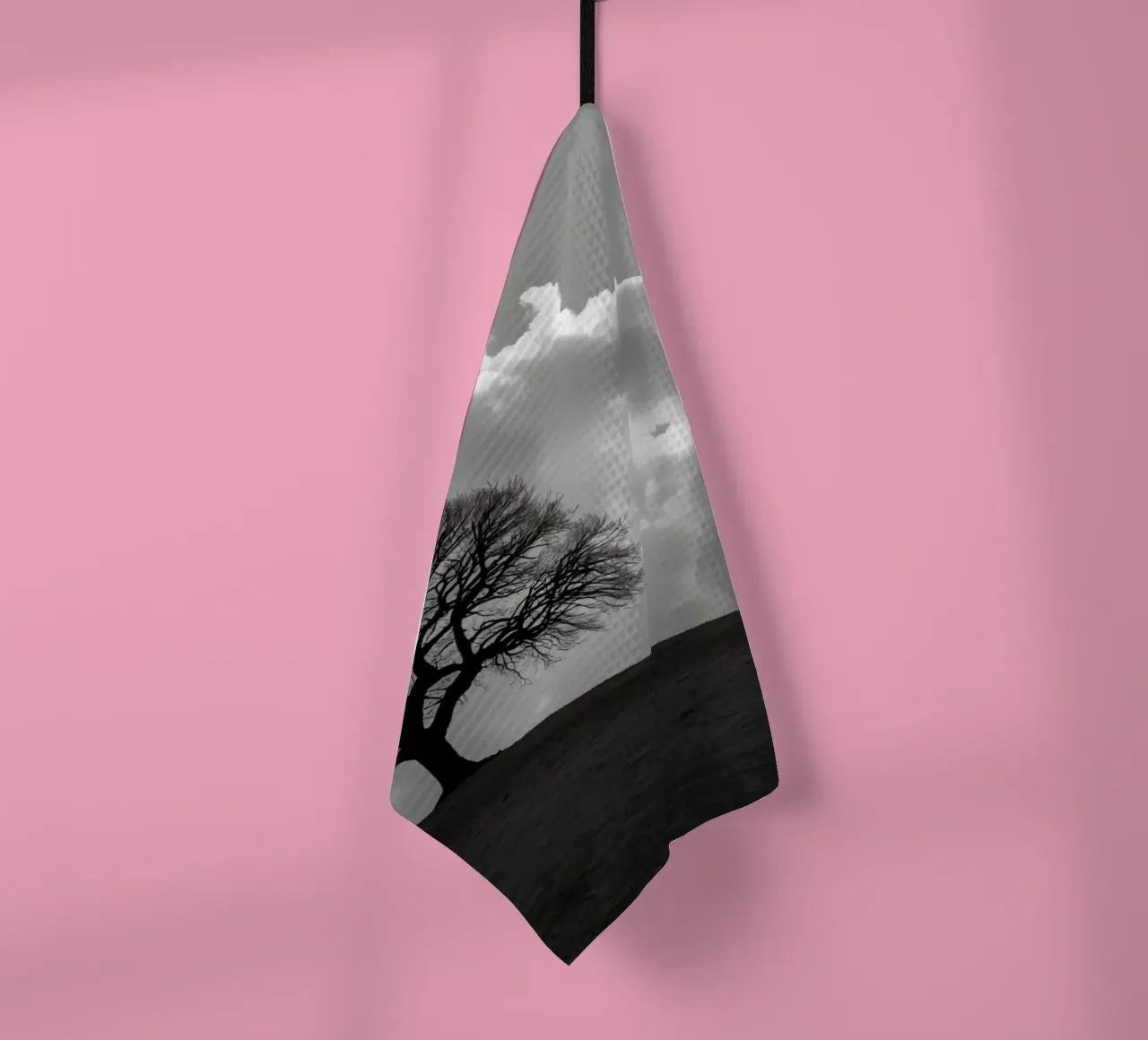 Sagoma di un albero spoglio su una collina contro un cielo nuvoloso canovaccio da cucina da DesignDoodle