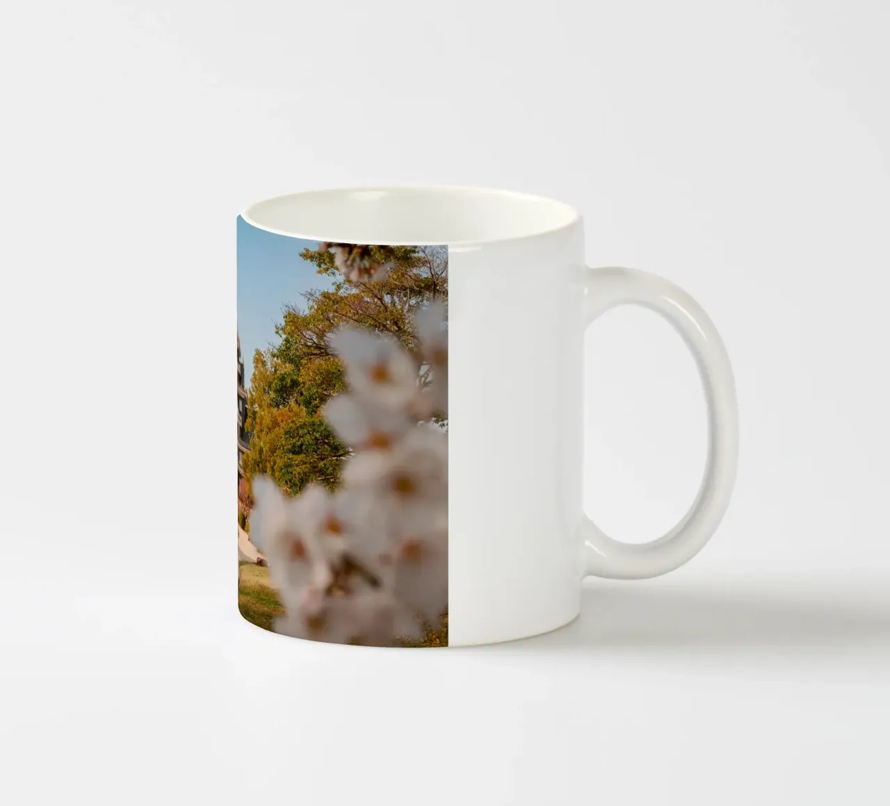 Il castello di Okayama in Giappone tazza in ceramica da Marcel Bisig