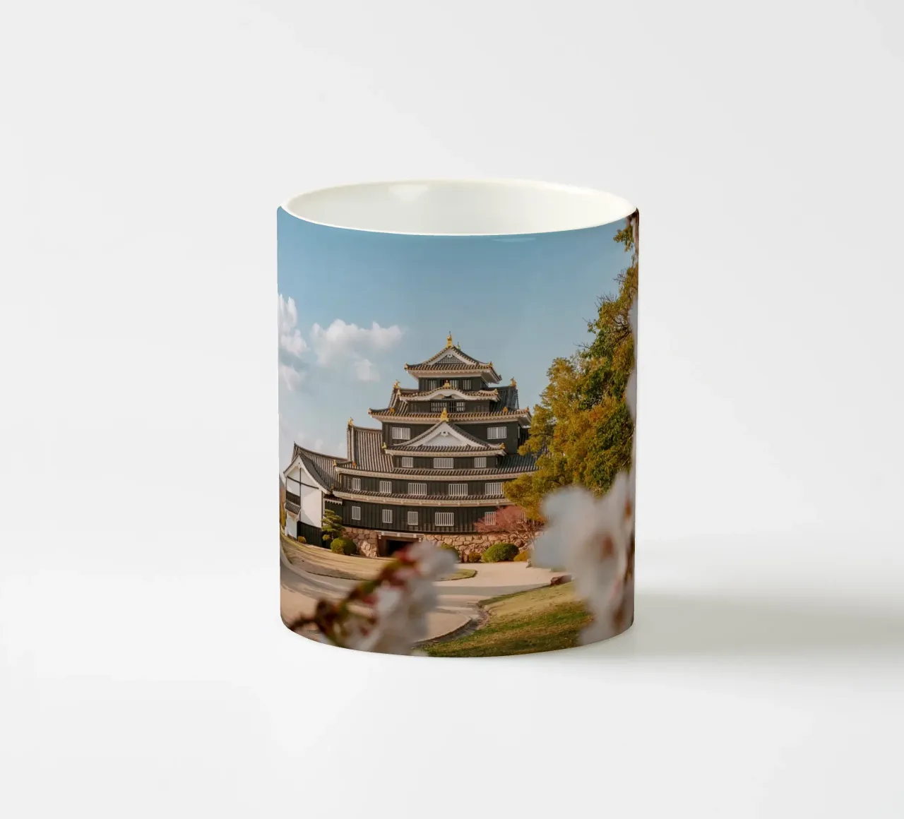 Il castello di Okayama in Giappone tazza in ceramica da Marcel Bisig
