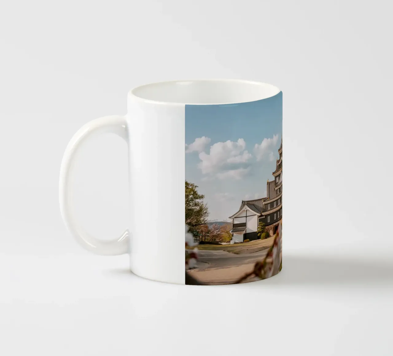 Il castello di Okayama in Giappone tazza in ceramica da Marcel Bisig