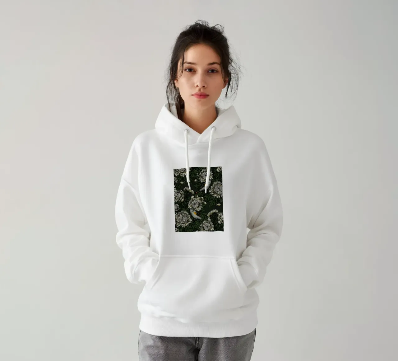 I codirossi nei crisantemi verdi e bianchi felpa con cappuccio da Painted Nature