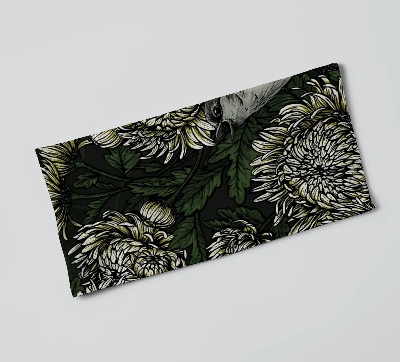 Rotschwänzchen in den Chrysanthemen in Grün und Weiß Handtuch von Painted Nature